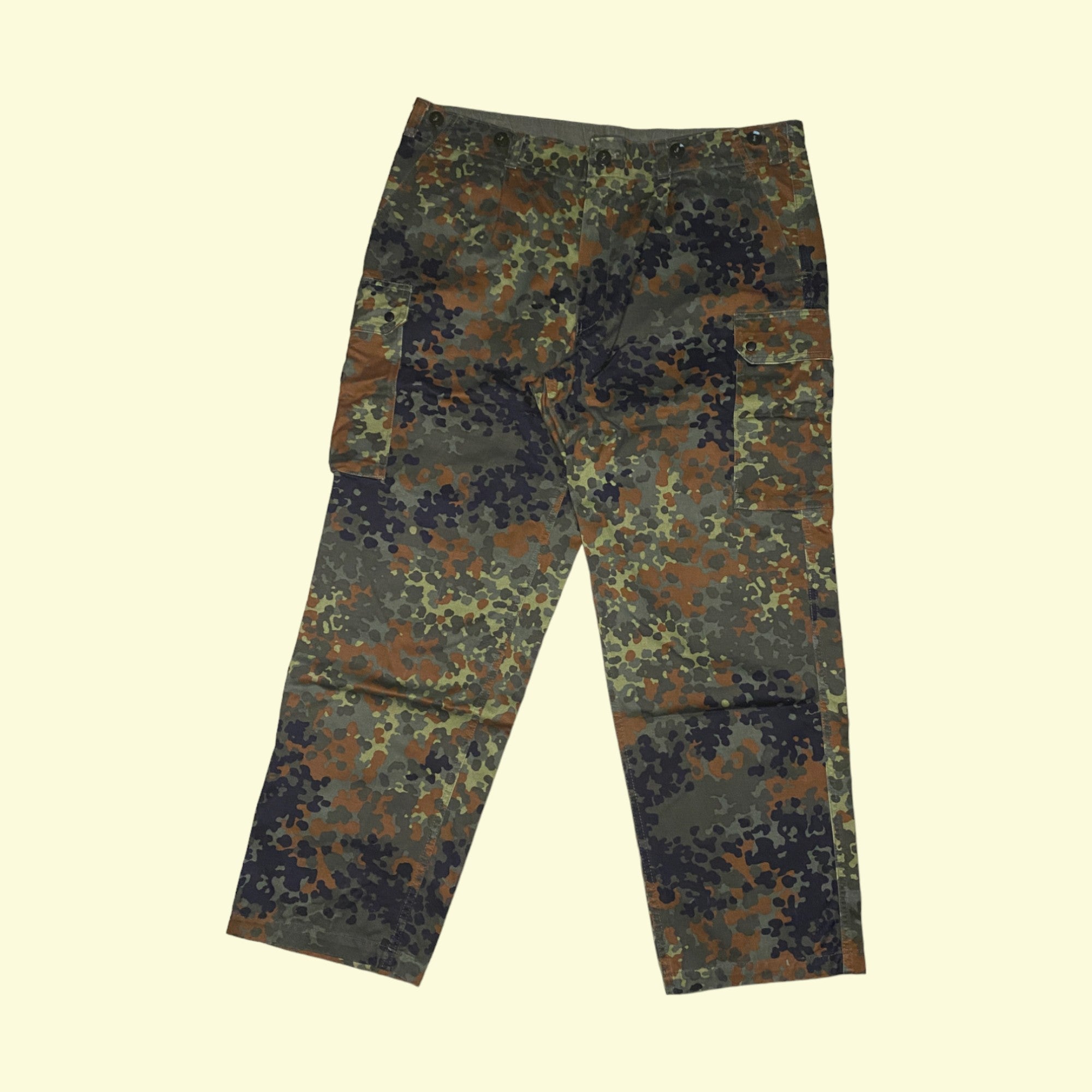 Pantalón militar vintage de camuflaje.